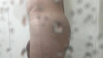 Preview 1 of Xnxx Xxxfullhd - Gostoso flagrado no banho,  pensou que o vidro do box o protegeria!