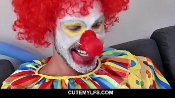Preview 1 of Reninatandan - Brunette MILF fucks a clown for HALLOWEEN