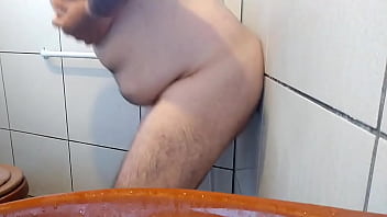 Preview 3 of Kleio Valentine Deepthroat - Gordinho no Banho