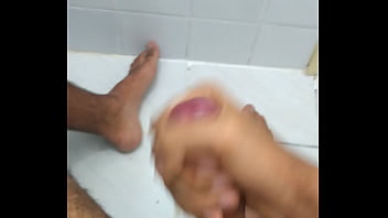 Preview 2 of Top Jepang - Novinho gozando no banheiro