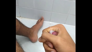 Preview 3 of Top Jepang - Novinho gozando no banheiro