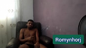 Preview 1 of Hijab Escort - Minha AMIGA jogando jogo free fire.na minha casa e eu se masturbando