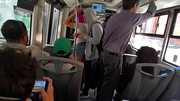 Preview 1 of Fitness Hard Working - Comenzo como un arrim&oacute_n en el metrobus y termine montada encima de su verga (Twitter: @Hyperversos2)
