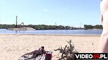 Preview 1 of Anak Muda Dan Mom Tiri - Polskie porno - Seks na plaży nudyst&oacute_w
