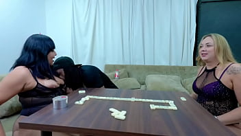 Preview 1 of Www Barzzs Com - Jogando domin&oacute_ valendo uma fodida