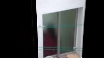 Preview 4 of Xvidov Parn - voyeur real - una ducha r&aacute_pida de mi vecinita como cada dia y yo las grabo todas
