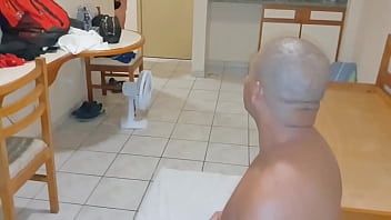 Preview 2 of Gamba Konek - Melissa Alecxander fodendo com o Leo Ogro na sala da casa foram pegos no flagra pelo novinho que foi convidado pra participar