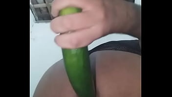 Preview 3 of Skit Girls - Enfiando o pepino no cuzinho