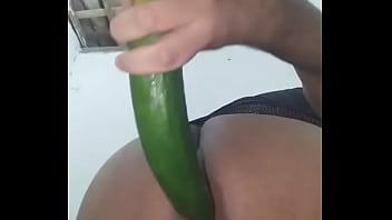 Preview 1 of Skit Girls - Enfiando o pepino no cuzinho
