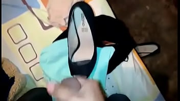 Preview 2 of Milf Nmg Ce - Masturb&aacute_ndome con las zapatillas de m&iacute_ t&iacute_a cum