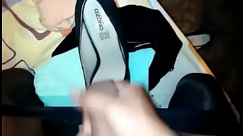 Preview 3 of Milf Nmg Ce - Masturb&aacute_ndome con las zapatillas de m&iacute_ t&iacute_a cum