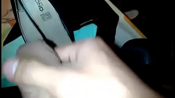 Preview 4 of Milf Nmg Ce - Masturb&aacute_ndome con las zapatillas de m&iacute_ t&iacute_a cum