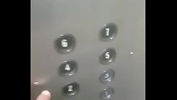 Preview 1 of Fernanda German Blowjob - Mostrando volume no elevador