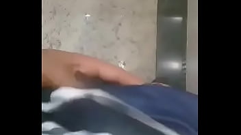 Preview 4 of Fernanda German Blowjob - Mostrando volume no elevador