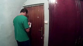 Preview 1 of Sexwhitexxnx - Me vienen a arreglar la puerta de casa y me acabo comiendo toda su corrida en la cara. No hay nada que me ponga mas cachonda que saborear el semen dentro de la boca.