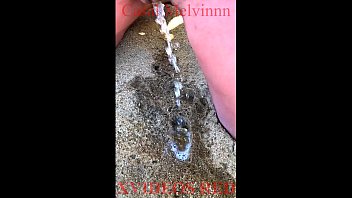 Preview 3 of First Time Tucking Videos - Minha esposa fazendo xixi na praia. Um bem comprido.