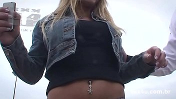 Preview 1 of Sofi A Fucking - Dando dinheiro nas ruas de Porto Alegre para garota fazer sexo no est&uacute_dio de Don Picone [veja mais no RED]