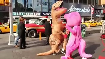 Preview 1 of Super Star Katrena Kapor Xxx - Briga de dinossauros ao som de Linkin Park