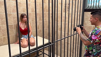 Preview 1 of Massage Sexi Yoga - Polic&iacute_a pervertido se folla a la chica rubia en la celda-PARTE 1
