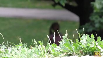 Preview 1 of Xxx Inside Not Mom - HUNT4K. Incroyable blonde dollface donne la bouche