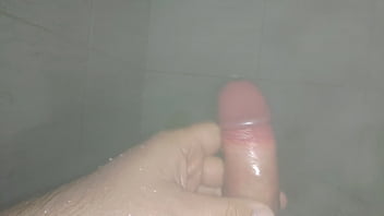 Preview 2 of Lezbilyen - Batendo uma no banho