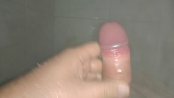Preview 3 of Lezbilyen - Batendo uma no banho