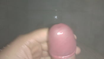 Preview 1 of Lezbilyen - Batendo uma no banho