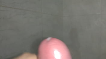 Preview 4 of Lezbilyen - Batendo uma no banho