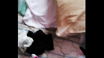 Preview 4 of Mom And Shemill Sex - Venida en las tanguitas de mi cu&ntilde_ada estando a un lado de su cuarto sin que se de cuenta