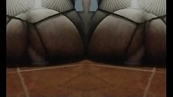 Preview 4 of Indian Desi Sex 2018 - Gordito en mallas se mete un dildo y lo caga
