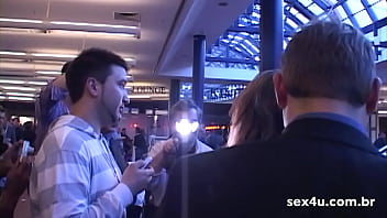 Preview 4 of Phim Sex Hoc Sinh Sinh Nam 2001 - Don Picone na Venus Erotic Fair em Berlin. Exclusivo SEX4U garota nua andando normalmente pela feira - HighLights 8