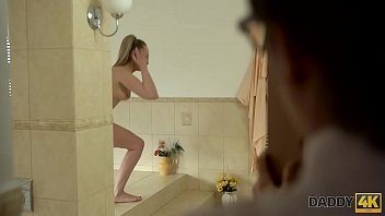 Preview 1 of Haiorsbaby Xxx - DADDY4K. Nach dem Duschen bekommt Babe einen reifen Boner