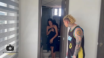 Preview 2 of Wife Younh - Espio a escondidas a mi linda vecina mientras se ducha y termino cogiendola mas duro que su marido.
