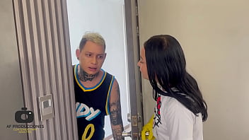 Preview 1 of Wife Younh - Espio a escondidas a mi linda vecina mientras se ducha y termino cogiendola mas duro que su marido.