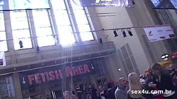 Preview 2 of Xnxx Techar Com - Don Picone na Venus Erotic Fair em Berlin. Exclusivo SEX4U visitando a &aacute_rea de fetiches - HighLights 3
