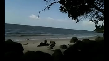 Preview 3 of Guy Inserts Fruit In Pussy - Curtindo uma praia s2