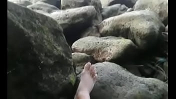 Preview 1 of Guy Inserts Fruit In Pussy - Curtindo uma praia s2
