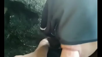Preview 4 of Guy Inserts Fruit In Pussy - Curtindo uma praia s2