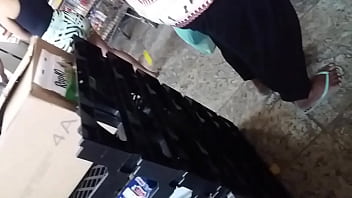 Preview 1 of Big Butt Allstars India - Gostosa de short suplex sem calcinha no Supermercado