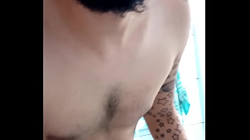 Preview 4 of Killer Handjob - MACHO ENCHENDO A GARRAFA DE MIJO E BEBENDO