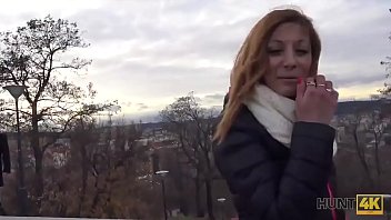 Preview 1 of Muslim Girl Talking Hindi - HUNT4K. L&#039_incantatrice rossa con un seno fantastico &egrave_ felice