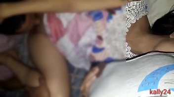 Preview 1 of Afghani Homemade - Esposa kally,  corno chama amigos para GOZAR dentro de sua ESPOSA,  realiza  o sonho de ver a casada levando gozada de dois machos