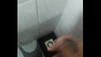 Preview 2 of Helping To Mom Fucking Son - Batendo uma no banheiro