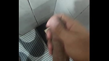 Preview 1 of Helping To Mom Fucking Son - Batendo uma no banheiro