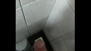 Preview 4 of Helping To Mom Fucking Son - Batendo uma no banheiro