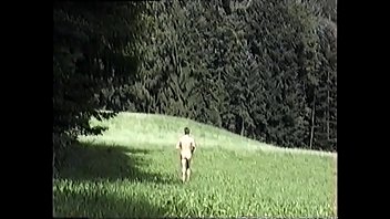 Preview 1 of Xxx Cat - BluttBoy joggt nackt auf dem Feld und wird beobachtet
