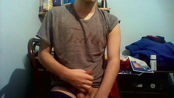 Preview 2 of Full Xxx Hot Sex Video - joven de 18 a&ntilde_os con el pene muy grande y sin circunsicion se masturba