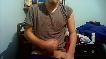 Preview 1 of Full Xxx Hot Sex Video - joven de 18 a&ntilde_os con el pene muy grande y sin circunsicion se masturba