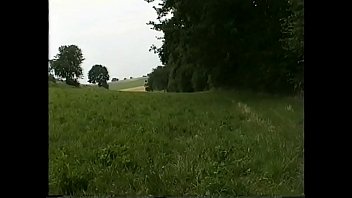 Preview 1 of Kerena Kapoor Xnxx - BluttBoy joggt nackt auf dem Feld