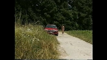Preview 4 of Kerena Kapoor Xnxx - BluttBoy joggt nackt auf dem Feld